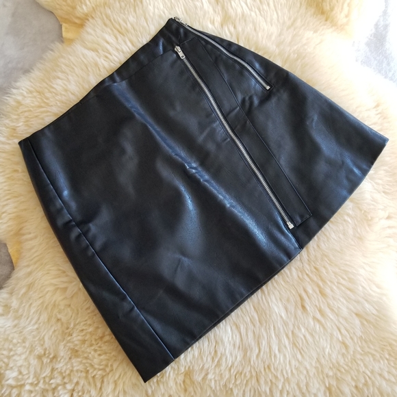 Set It Off TOBI Faux Leather Skirt in Black - Picture 5 of 16